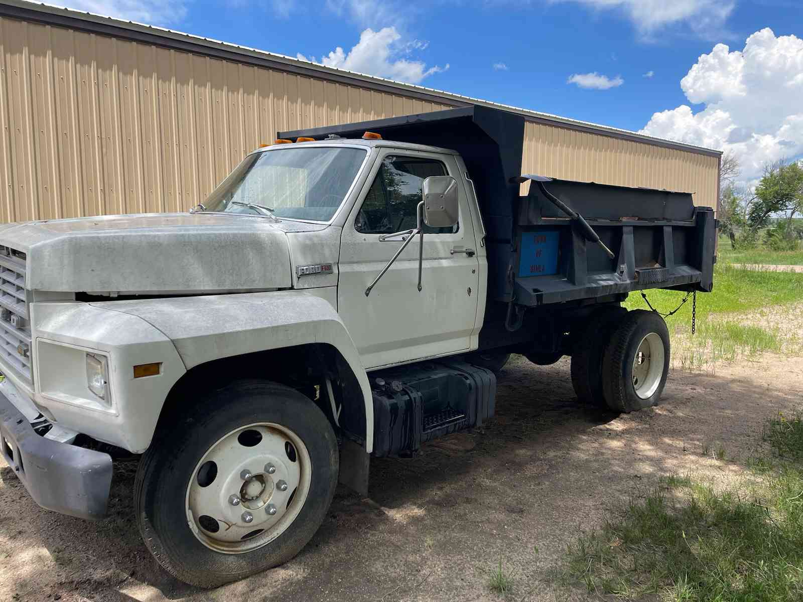 1991 F600 Ford dump truck - driver's side exterior