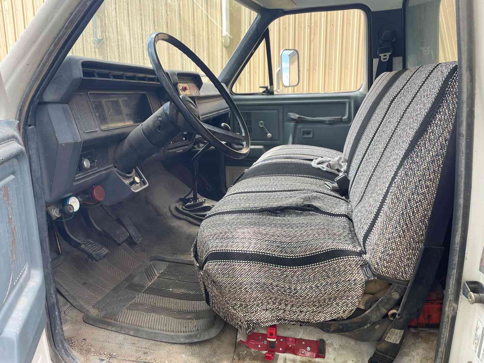 1991 F600 Ford dump truck - interior from driver's side